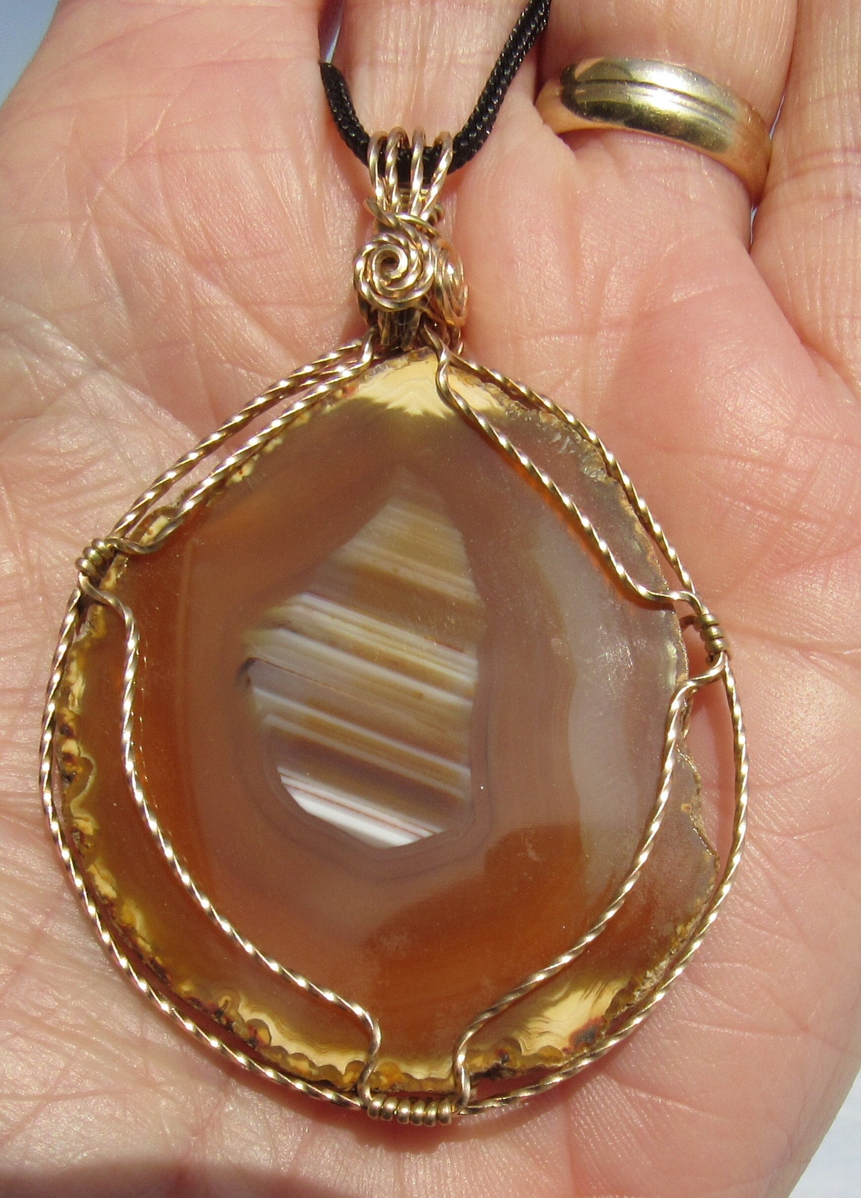 Wasserlevel Achat Scheibe Anhänger in Gedrehtem Bronzedraht Halskette Wasserlevel Achat Scheibe Anhänger in Gedrehtem Bronzedraht Halskette von johnchapman3