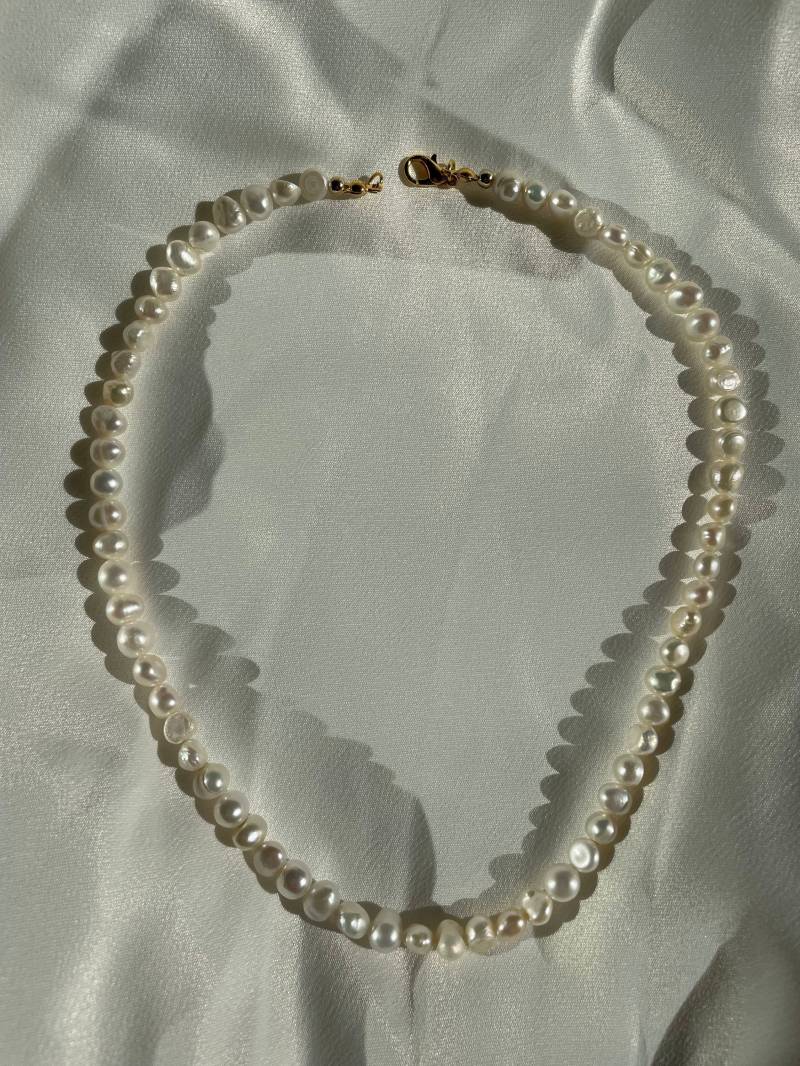 Handgefertigte Naturperlenkette - Einzigartiger Schmuck Für Den Alltag Und Besondere Anlässe Handgefertigte Naturperlenkette - Einzigartiger Schmuck Für Den Alltag Und Besondere Anlässe von joiedevivreSH