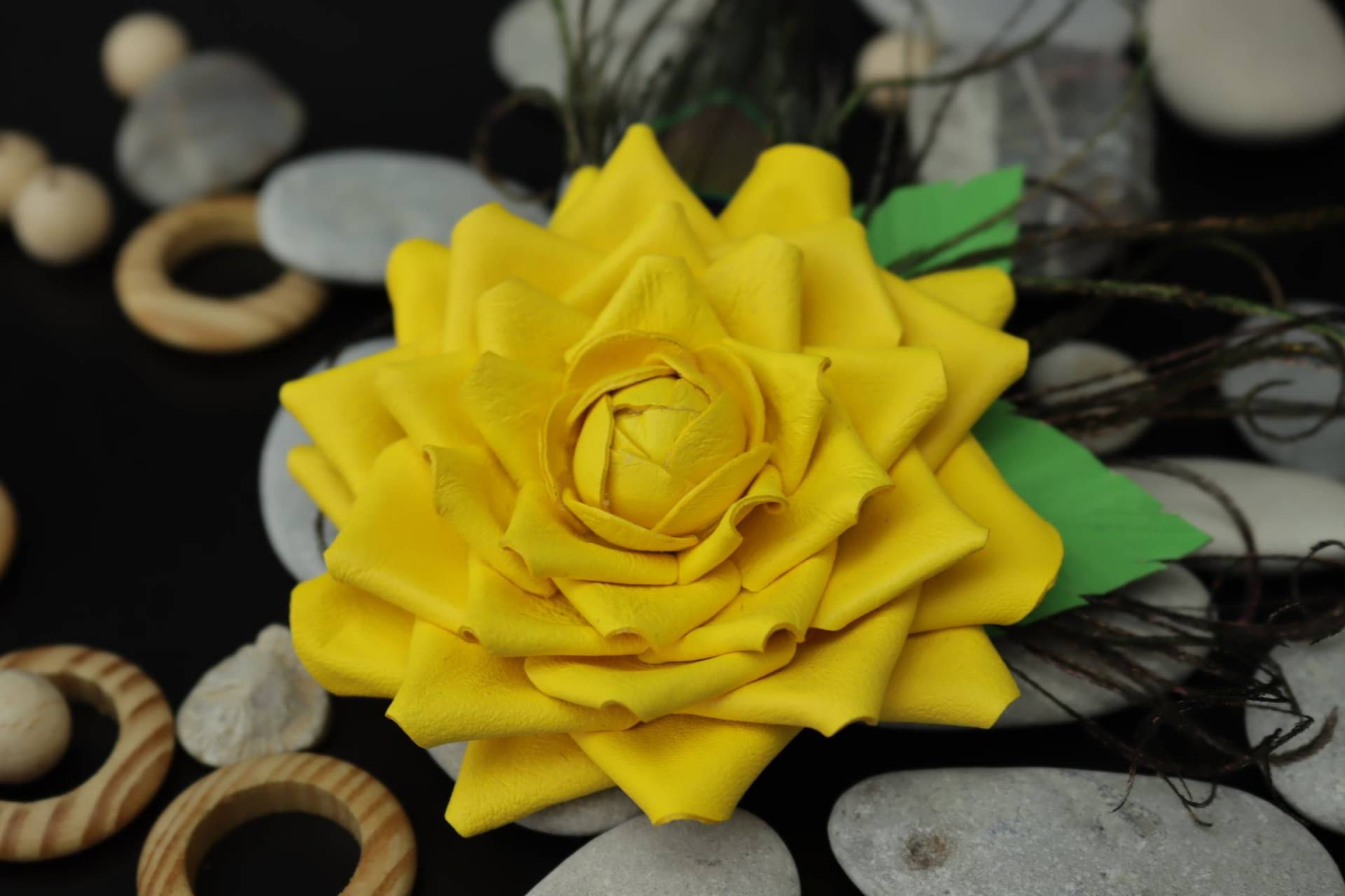 Gelbe Leder Rosenbrosche Handgemachte Ansteckblume Mit Grünen Blättern von jolanya