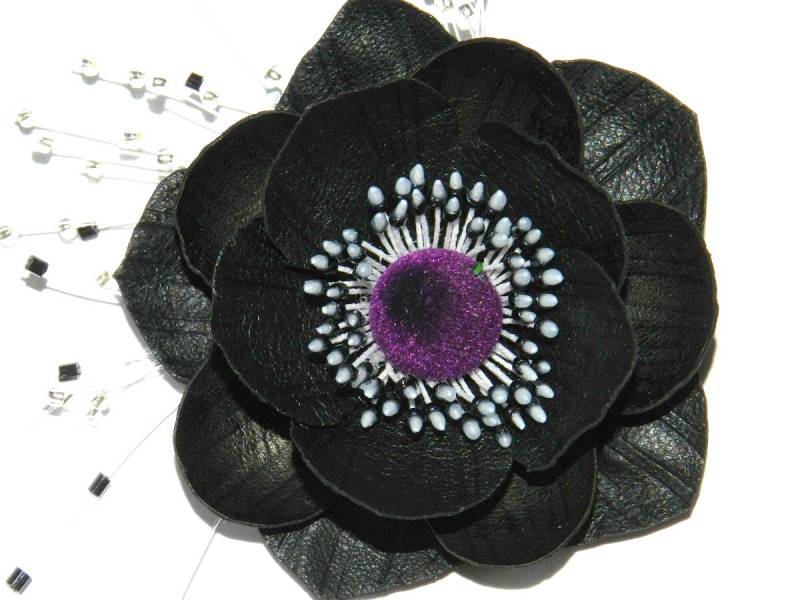 Leder-Blumen-Brosche Leder Anemone, Handgefertigte Blume Schwarz Leder-Blumen-Brosche Leder Anemone, Handgefertigte Blume Schwarz von jolanya