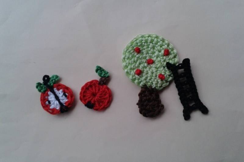 Apfelbaum Mit Leiter, Handarbeit, Häkelapplikation Apfelbaum Mit Leiter, Handarbeit, Häkelapplikation von jonathanantonia