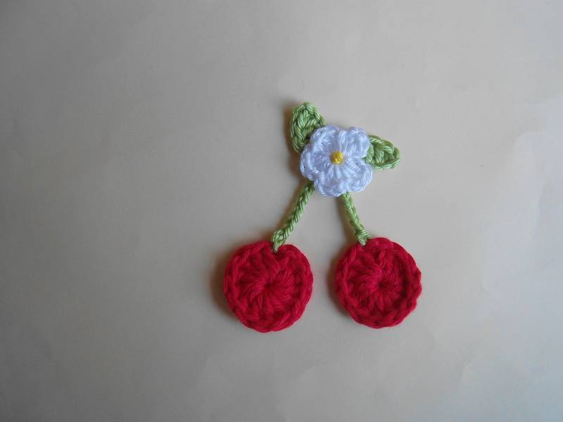 Gehäkelte Kirsche Mit Blüte, Häkelapplikation, Handarbeit Gehäkelte Kirsche Mit Blüte, Häkelapplikation, Handarbeit von jonathanantonia