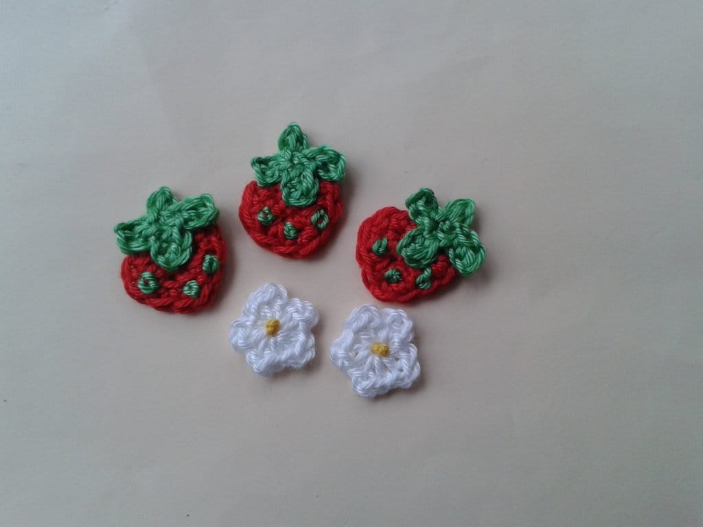 Set Kleine Erdbeeren Mit Blüten, Handarbeit, Gehäkelte Aufnäher Set Kleine Erdbeeren Mit Blüten, Handarbeit, Gehäkelte Aufnäher von jonathanantonia