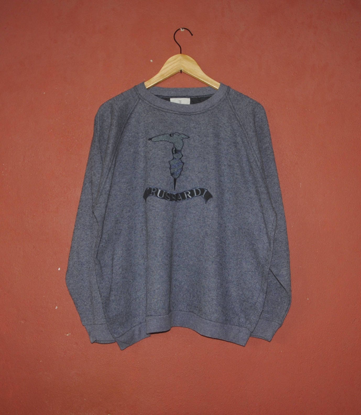 Vintage Trussardi 1990Er Jahre Sweatshirt Large/Paris Italien Luxus Modedesigner Pullover Bestickter Rundhalspullover Made in Italy von jonirotanvintage