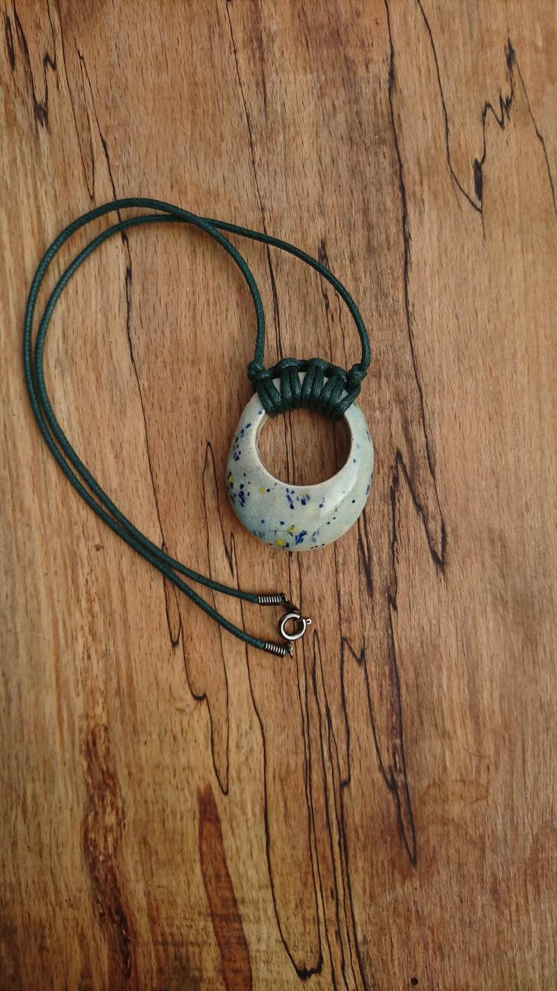 Handgemachte Keramik-Anhänger von jordanashleyceramics
