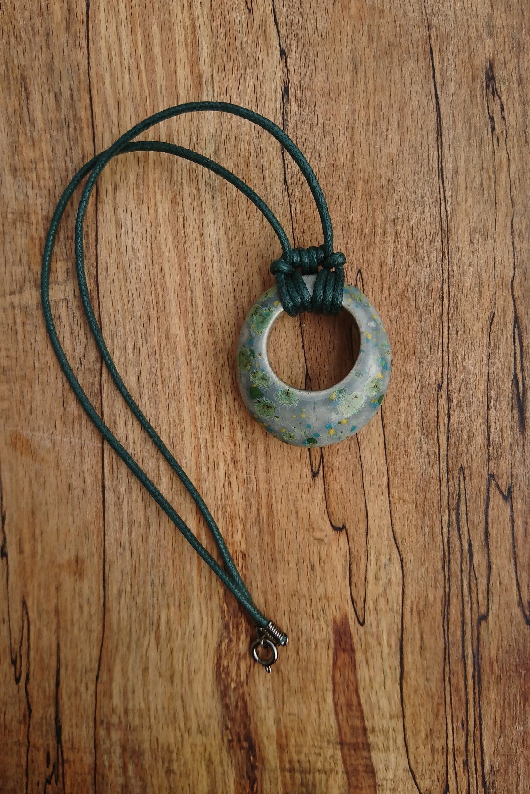 Schöne Handgemachte Keramik-Anhänger Schöne Handgemachte Keramik-Anhänger von jordanashleyceramics