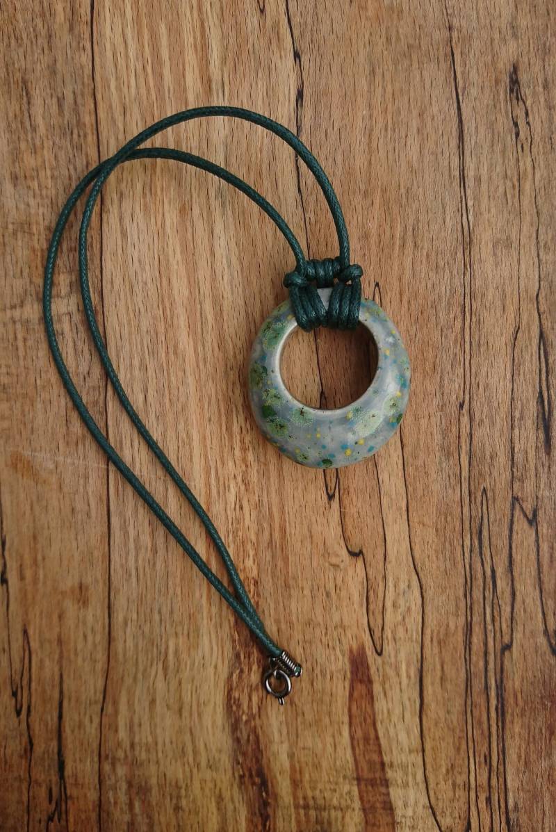 Schöne Handgemachte Keramik-Anhänger Schöne Handgemachte Keramik-Anhänger von jordanashleyceramics