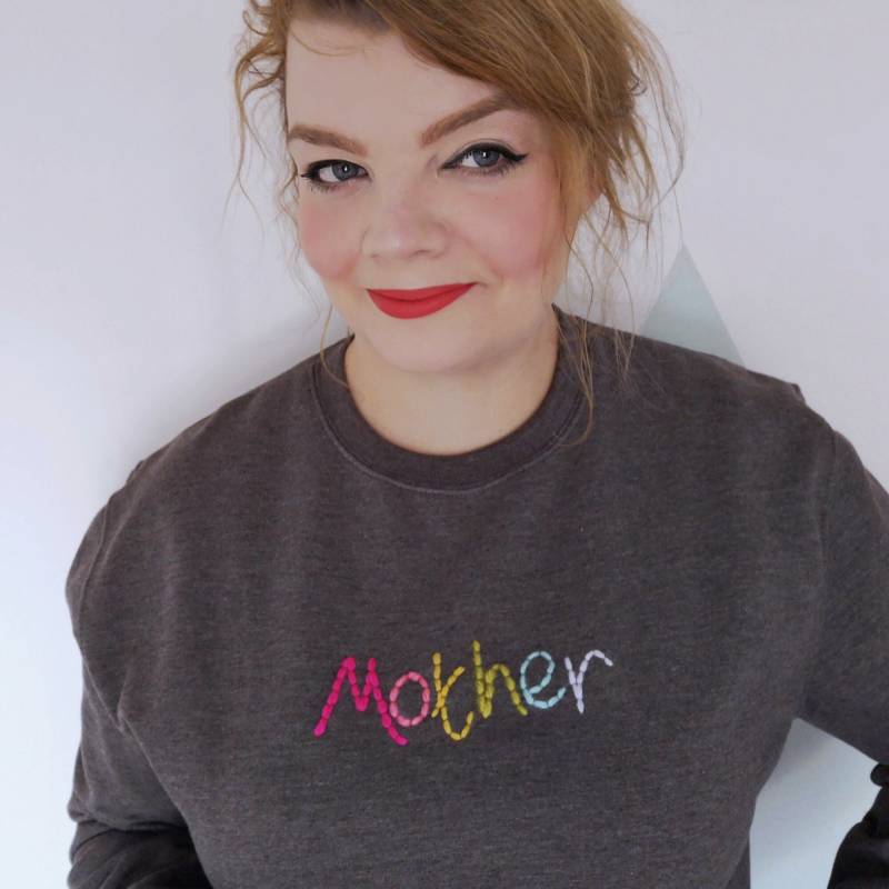 Regenbogen Mutter Bestickter Pullover Regenbogen Mutter Bestickter Pullover von jordanlovellA