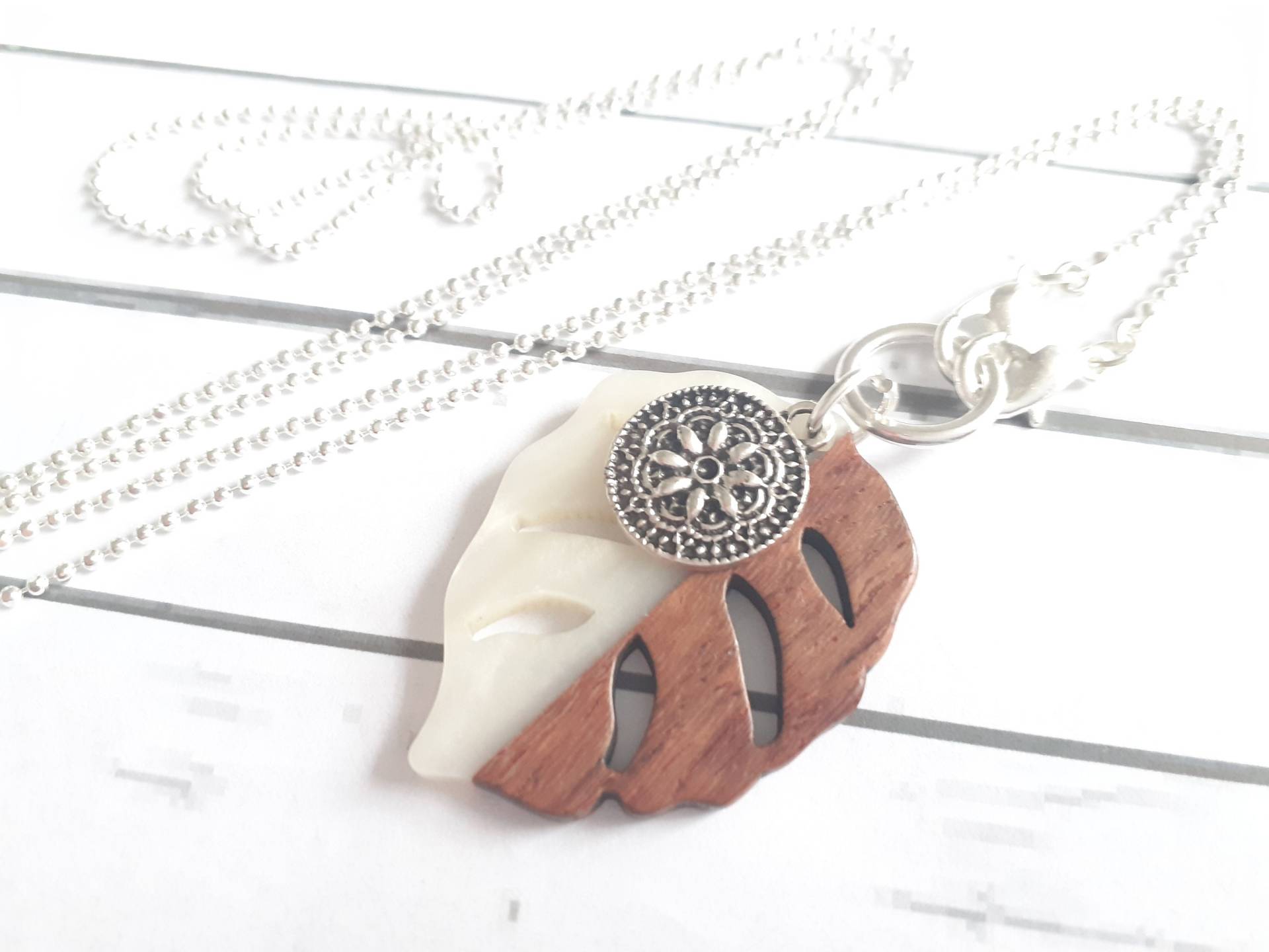 Halskette Mit Anhänger Resin Holz Blatt von josefine1961