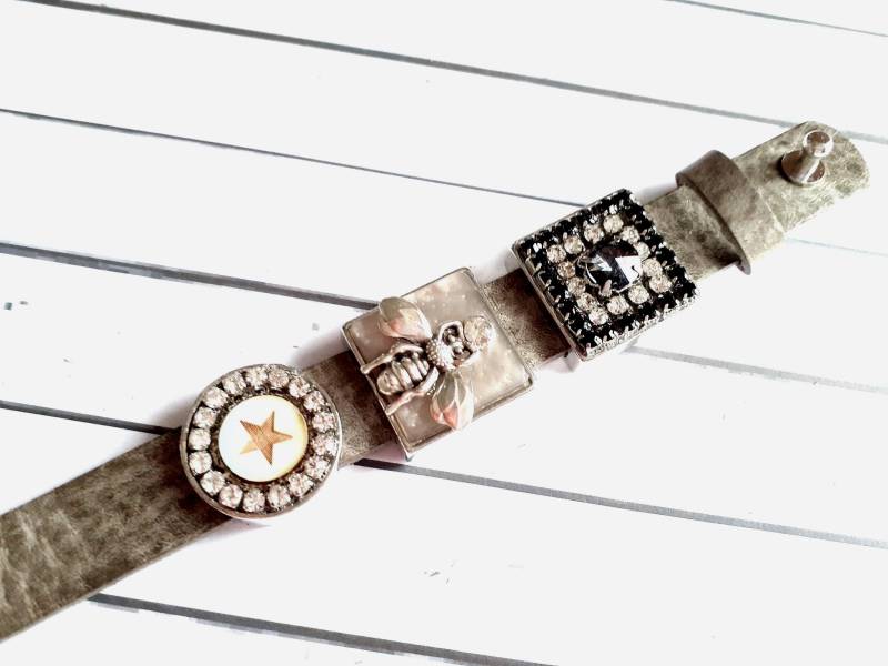 Lederarmband Manschettenarmband in Grau Cabochon Glassteinen Holzstern Und Biene von josefine1961