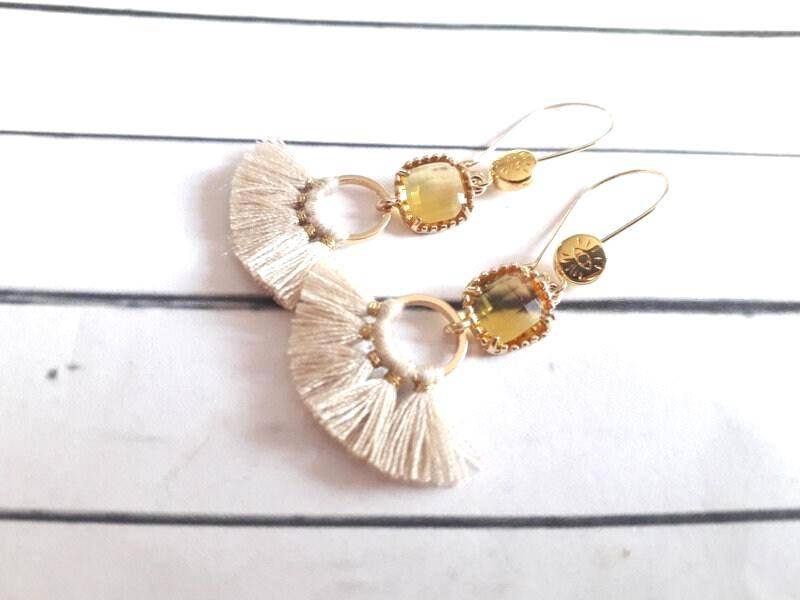Vergoldeter Ohrhänger Gefasster Glasstein Und Quasten von josefine1961
