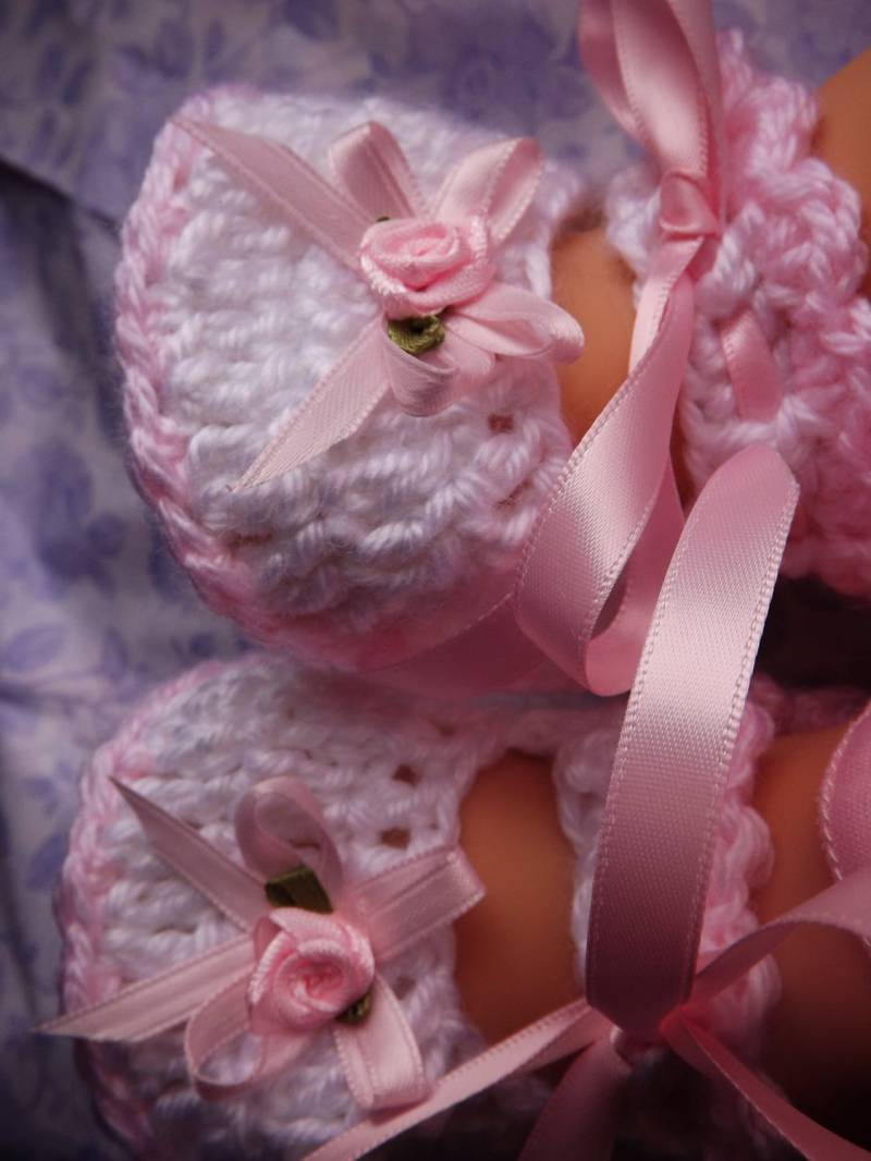 Rosa Und Weiße Handgefertigte Baby Booties Häkeln von josiejackson1010