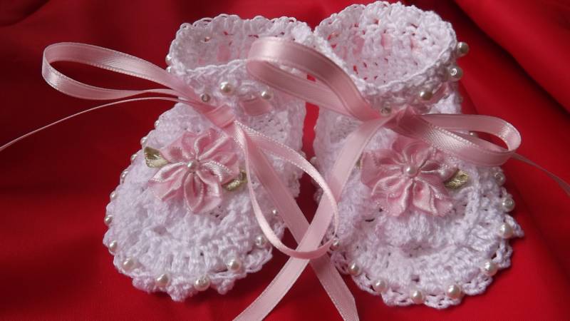 Weiße Und Rosa Babyschuhe Mit Perlen. Handgemachte Häkeln von josiejackson1010