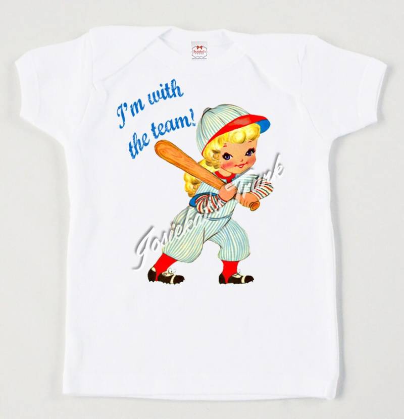 Mädchen Vintage Baseball T-Shirt Ich Bin Mit Dem Team Sibling Shirt von josiekatstrunk