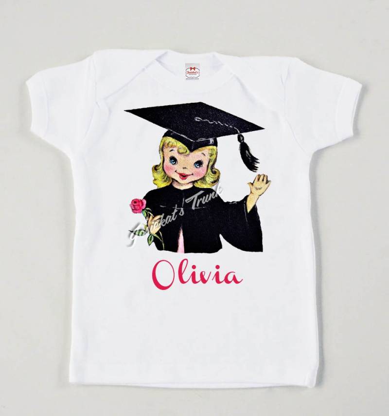 Personalisierte Mädchen Graduierung T-Shirt Retro Vintage Graduate Shirt von josiekatstrunk