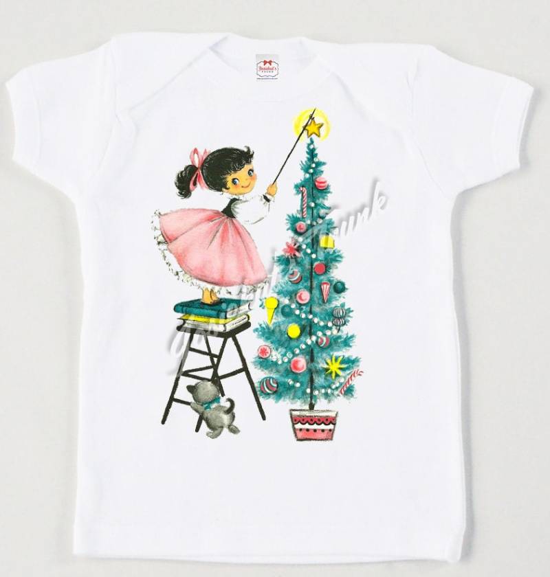Retro Weihnachtsbaum Mädchen T-Shirt Benutzerdefinierte Vintage Style T-Shirt von josiekatstrunk
