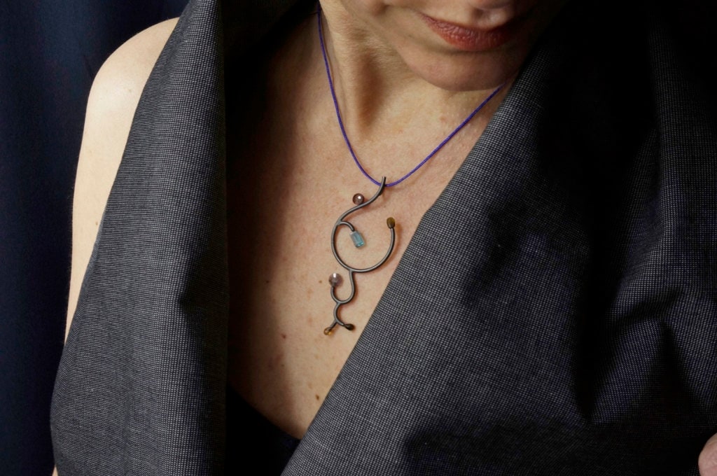 Silber Zweig Anhänger Mit Natursteinen, Turmaline, Apatit, Perlen, Koralle, Oxidiertem Sterlingsilber 925, Schmuck Für Sie, Geschenk von jovejoyjewelry