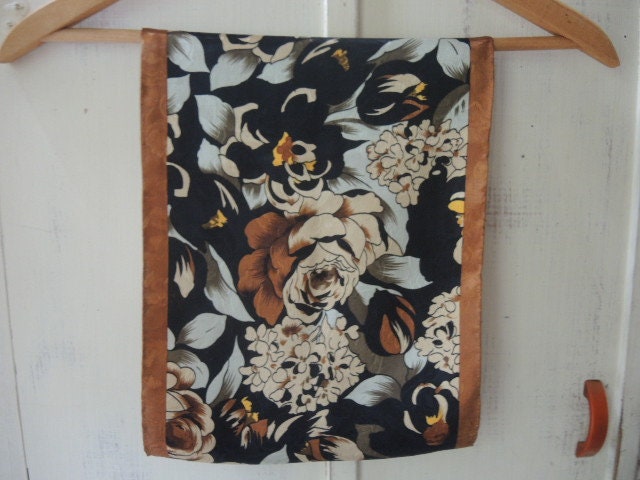 Vintage 1980Er Polyester Schal Jacquard Weben Schwarz Mit Blumen Geblümt 10 X 52 Zoll Vintage 1980Er Polyester Schal Jacquard Weben Schwarz Mit Blumen Geblümt 10 X 52 Zoll von joy4charity