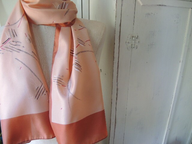 Vintage Anfang 80Er Jahre Schal Polyester Disco Ära Abstrakte Blätter Oder Blumen Made in Italy 11 X 54 Zoll Vintage Anfang 80Er Jahre Schal Polyester Disco Ära Abstrakte Blätter Oder Blumen Made in Italy 11 X 54 Zoll von joy4charity