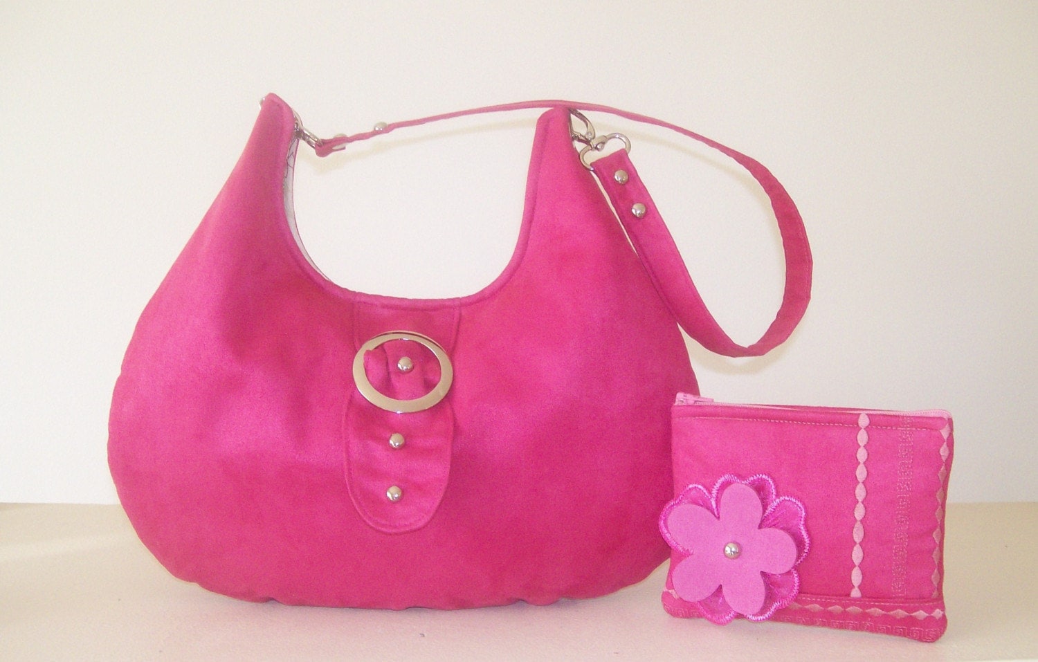 Fuchsia Microsuede Hobo Bag Und Zipper Pouch Mit Floralem Stitch Detail Fuchsia Microsuede Hobo Bag Und Zipper Pouch Mit Floralem Stitch Detail von jpleasant