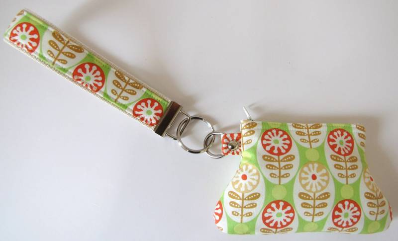 Lime Green Circles & Stems Schlüsselanhänger Und Curvy Münzbeutel Wristlet Set von jpleasant