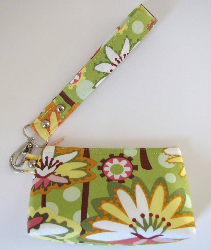Reißverschlussbeutel, Handgelenktasche, Flacher Boden, in Lily Pond Lime Grün Und Gelb Floral Retro Stoff Reißverschlussbeutel, Handgelenktasche, Flacher Boden, in Lily Pond Lime Grün Und Gelb Floral Retro Stoff von jpleasant