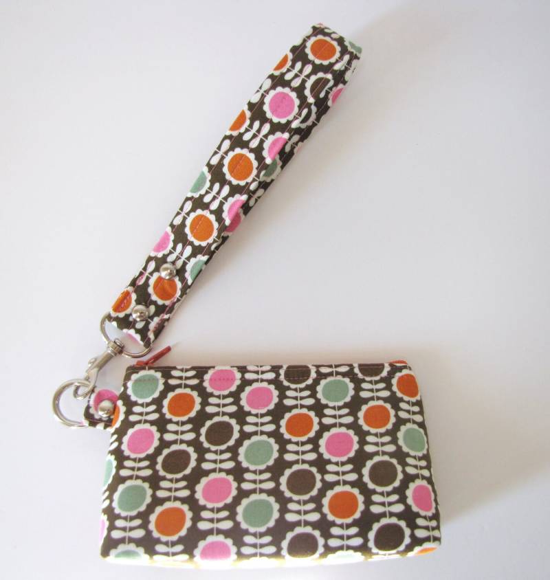 Rosa Und Braun Retro Floral Handgelenk Reißverschluss Beutel Kupplung Mit Flachem Boden Rosa Und Braun Retro Floral Handgelenk Reißverschluss Beutel Kupplung Mit Flachem Boden von jpleasant