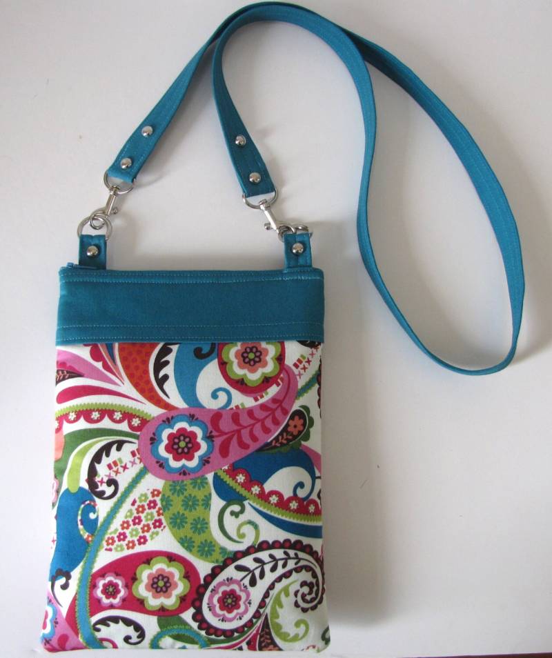 Umhängetasche Mit Langem Riemen in Petrol Blau Multi Floral Umhängetasche Mit Langem Riemen in Petrol Blau Multi Floral von jpleasant