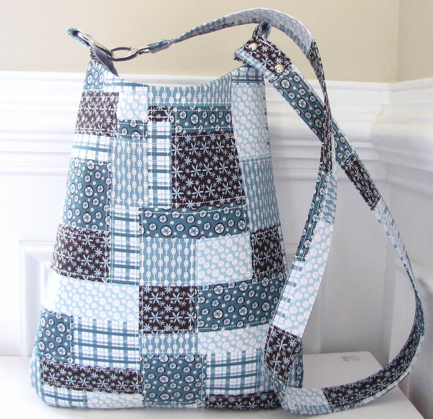 Umhängetasche Mit Langen Riemen, Sling Bag in Blau Patchwork Design Umhängetasche Mit Langen Riemen, Sling Bag in Blau Patchwork Design von jpleasant