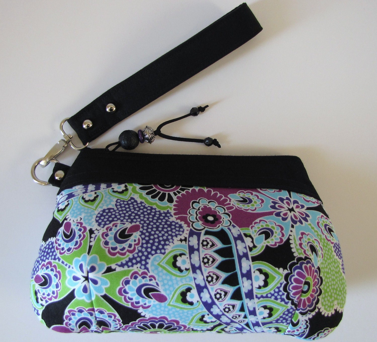 Zipper Wristlet/Clutch Aus Baumwolle Schwarz Paisley Und Floral Stoff Mit Perlen Akzent Zipper Wristlet/Clutch Aus Baumwolle Schwarz Paisley Und Floral Stoff Mit Perlen Akzent von jpleasant