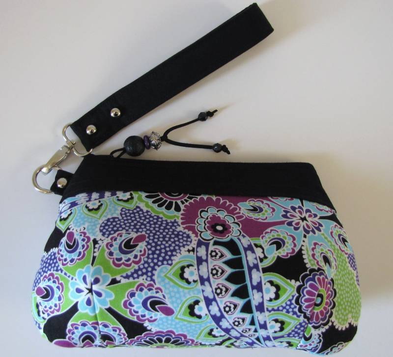 Zipper Wristlet/Clutch Aus Baumwolle Schwarz Paisley Und Floral Stoff Mit Perlen Akzent Zipper Wristlet/Clutch Aus Baumwolle Schwarz Paisley Und Floral Stoff Mit Perlen Akzent von jpleasant
