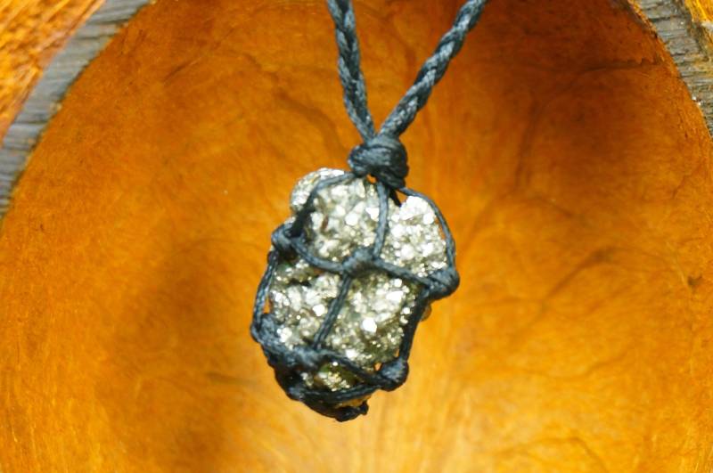 Pyrit Kristall Makramee Gewickelte Halskette Pyrit Kristall Makramee Gewickelte Halskette von jpmineralstone