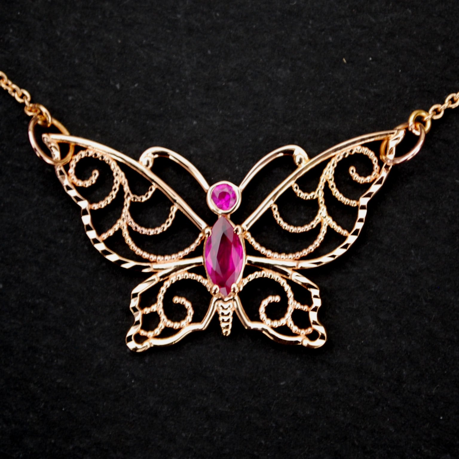 Wunderschöne Massive 14K Roségold Filigrane Diamant Cut Edge Schmetterling Halskette Neu - Echter Natürlicher Rudy Edelstein Wunderschöne Massive 14K Roségold Filigrane Diamant Cut Edge Schmetterling Halskette Neu - Echter Natürlicher Rudy Edelstein von jt6740
