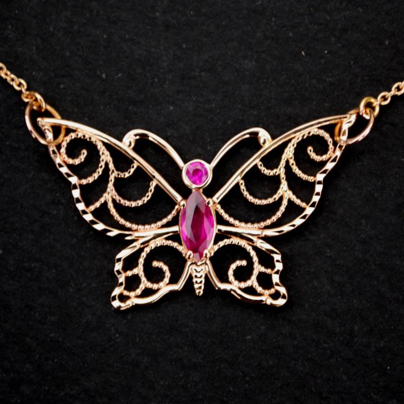 Wunderschöne Massive 14K Roségold Filigrane Diamant Cut Edge Schmetterling Halskette Neu - Echter Natürlicher Rudy Edelstein Wunderschöne Massive 14K Roségold Filigrane Diamant Cut Edge Schmetterling Halskette Neu - Echter Natürlicher Rudy Edelstein von jt6740