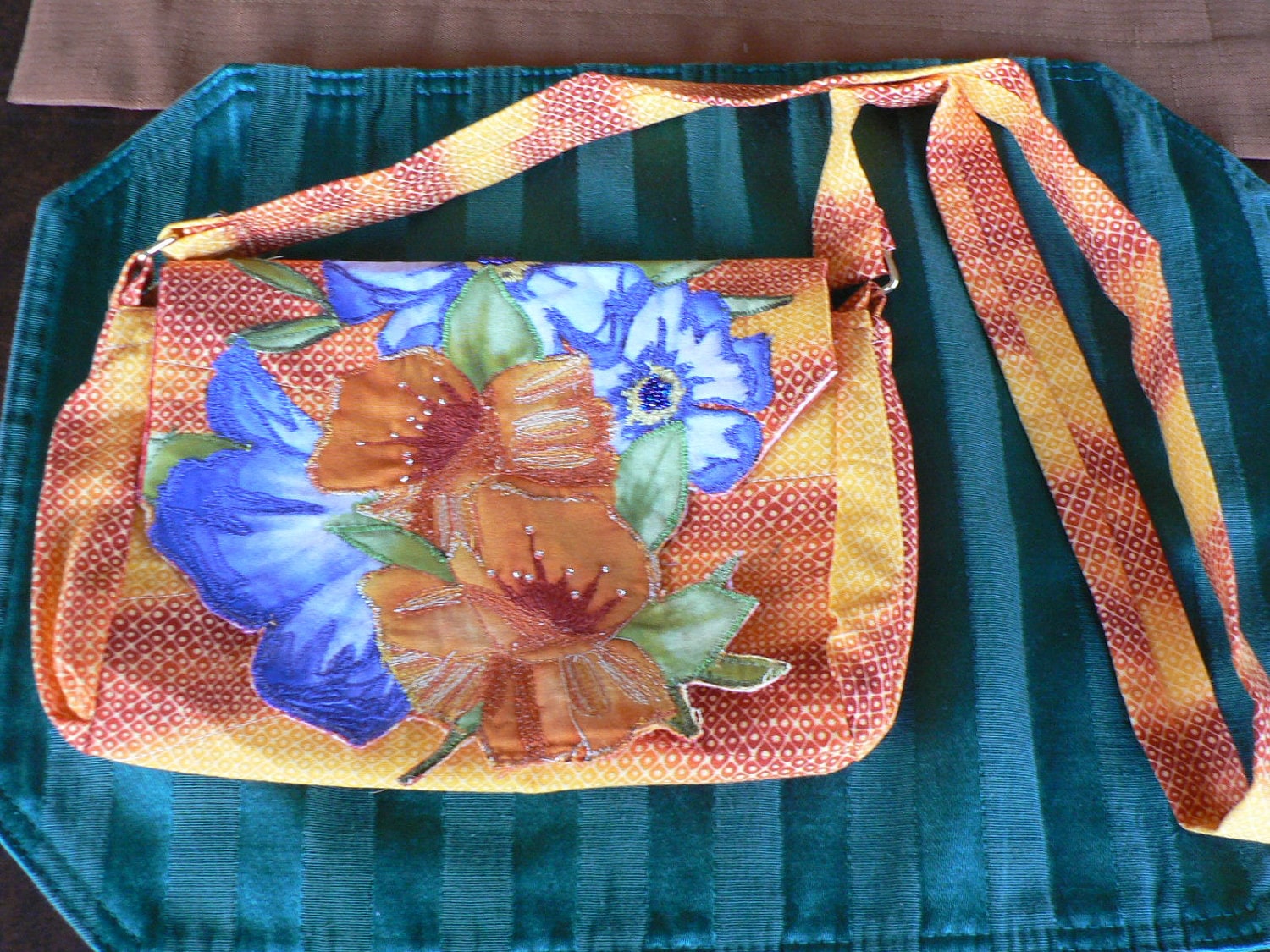 Diese Witzige Handtasche Mit Applikation Und Freihand-stickerei Ist Perfekt Für Ein Lunch-Date Oder Einen Abend Diese Witzige Handtasche Mit Applikation Und Freihand-stickerei Ist Perfekt Für Ein Lunch-Date Oder Einen Abend von jtanddesigns