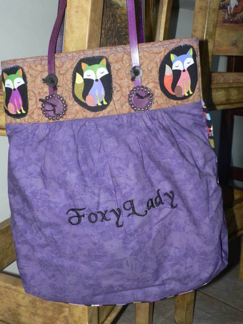 Foxy Lady Tote in Baumwolle/Batiks, Größe 44x48 cm Mit Griffen Lila Und Gold Foxy Lady Tote in Baumwolle/Batiks, Größe 44x48 cm Mit Griffen Lila Und Gold von jtanddesigns