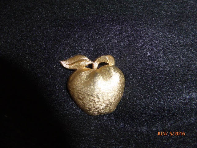 Gold Gefüllt Apple Pin Gold Gefüllt Apple Pin von jtanddesigns