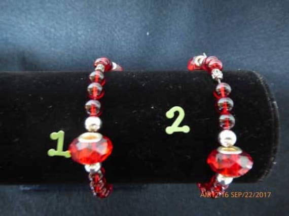 Rotes Glas Und Rondell Mit Silbernen Perlen Stretch-Armband Rotes Glas Und Rondell Mit Silbernen Perlen Stretch-Armband von jtanddesigns