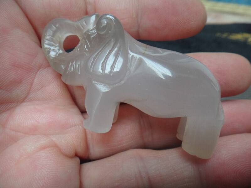 Handgeschnitzte Natürliche Weiße Achat Anhänger Elefant Maskottchen Handgeschnitzte Natürliche Weiße Achat Anhänger Elefant Maskottchen von juat