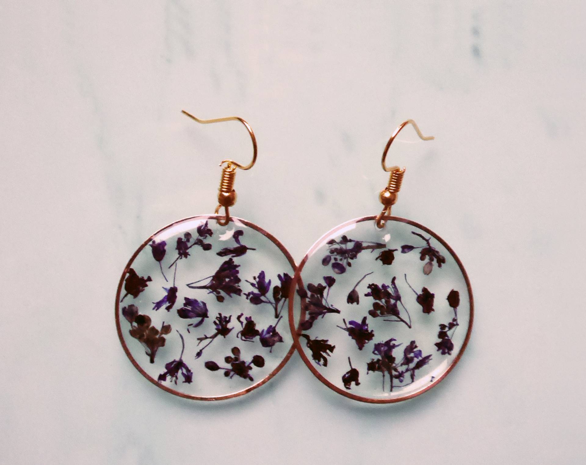 Blaue Blumen Filigran Ohrringe 3 cm Gold von julialinjewelry