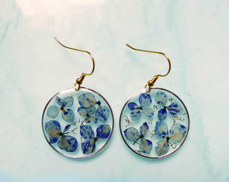 Bunte Blaue Blumen 3 cm Gold von julialinjewelry