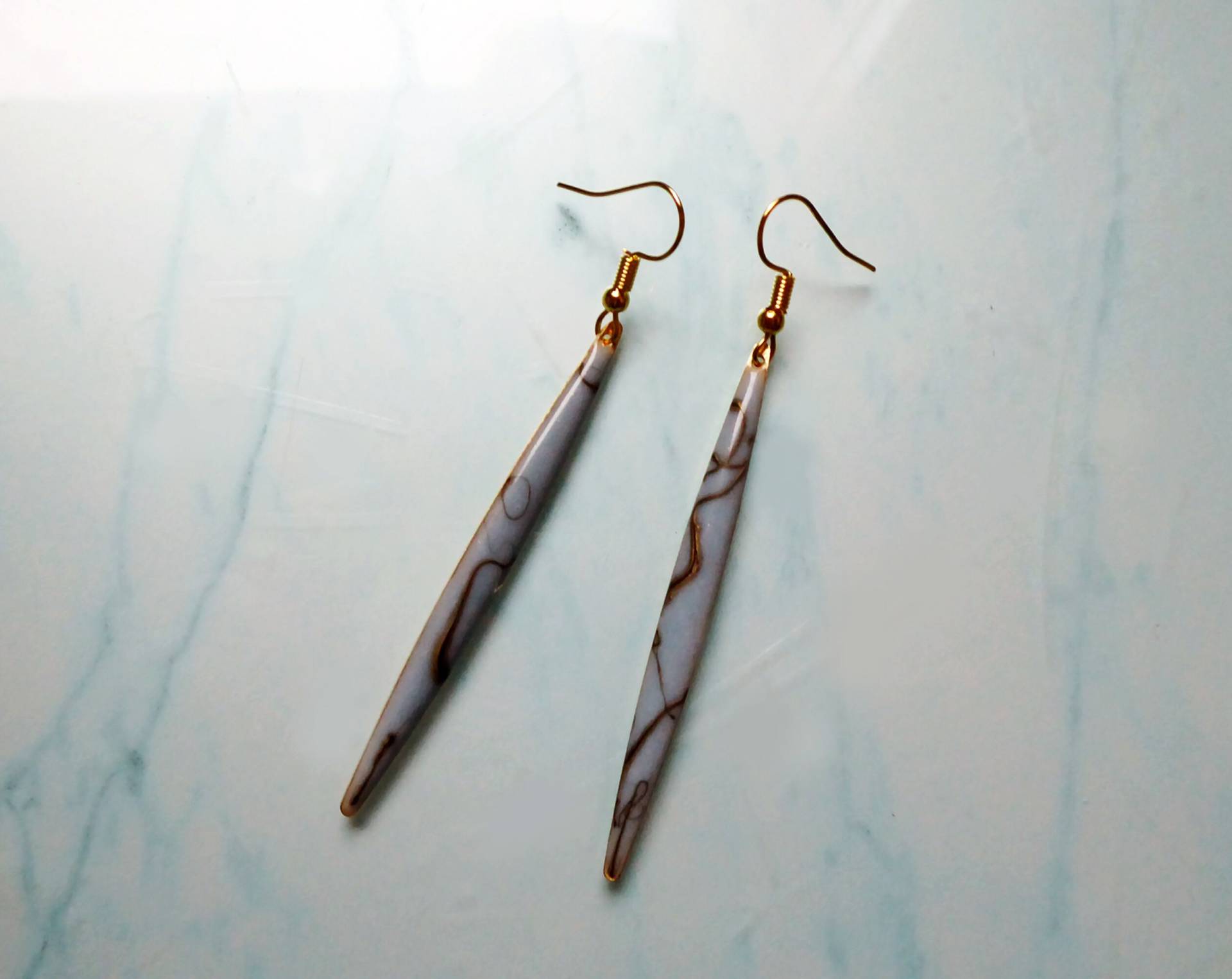 Graue Kunstohrringe Lang, Einzigartiger Gold Schmuck Geschenk von julialinjewelry