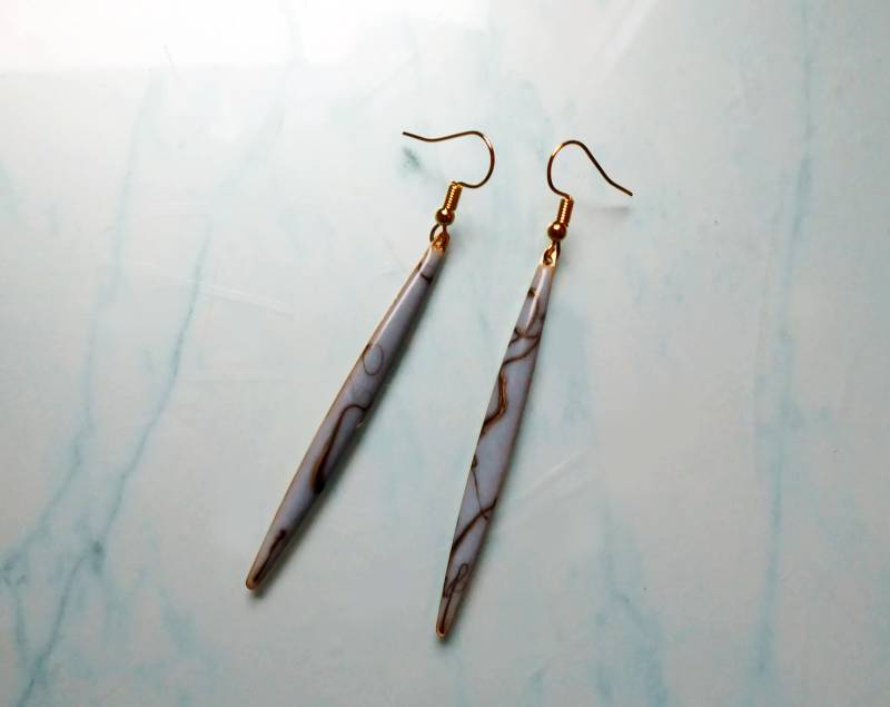Graue Kunstohrringe Lang, Einzigartiger Gold Schmuck Geschenk von julialinjewelry