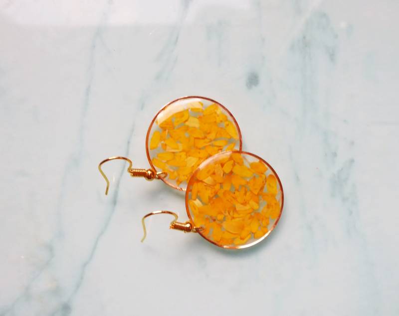 Handgefertigte Ohrringe Mit Gelbe Blumen, 25 Mm Gold von julialinjewelry