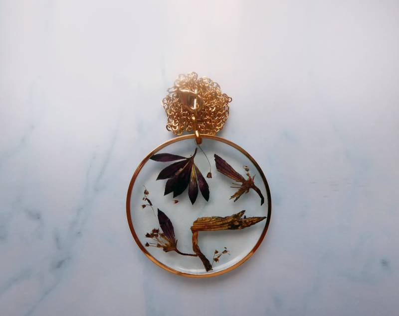 Handgefertigter Blumen Anhänger, Natürliches Schmuckgeschenk Für Sie von julialinjewelry