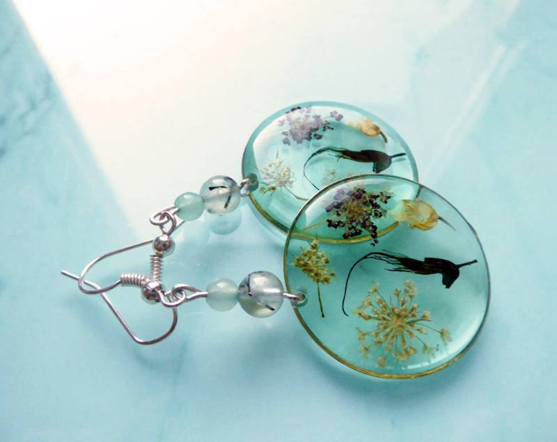 Lange Türkisfarbene Blumen-Silberohrringe Mit Natürlichem Prehnit Und Achat von julialinjewelry