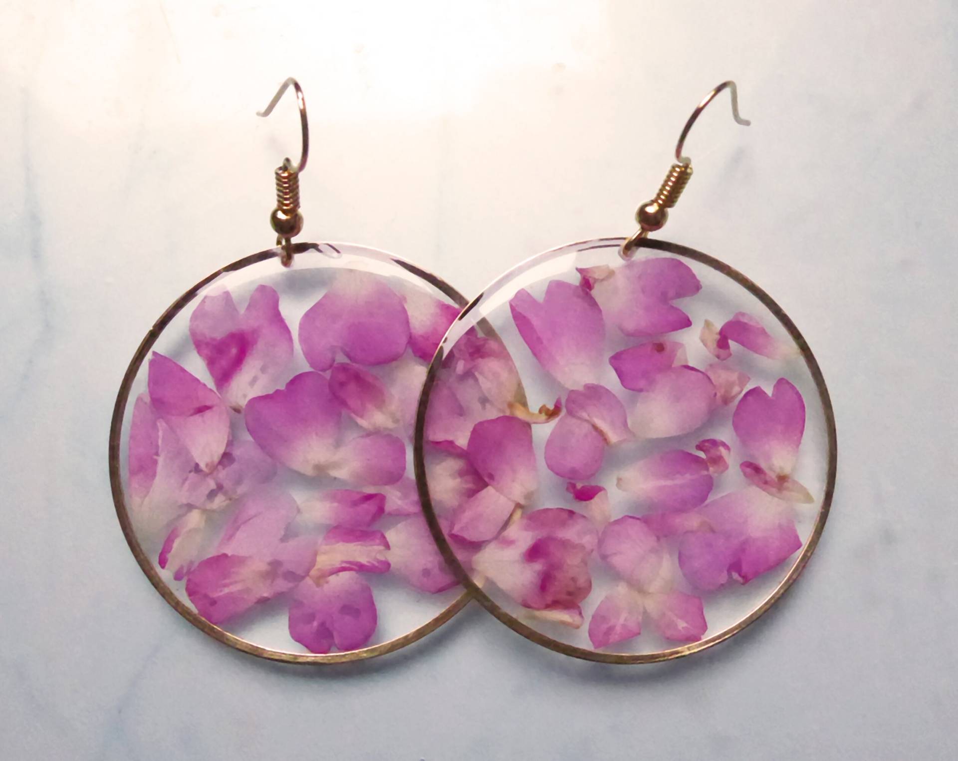 Rosa Blumen Hängeohrringe Gold 4 cm, Handgemachter Naturschmuck, Muttertag Geschenk von julialinjewelry