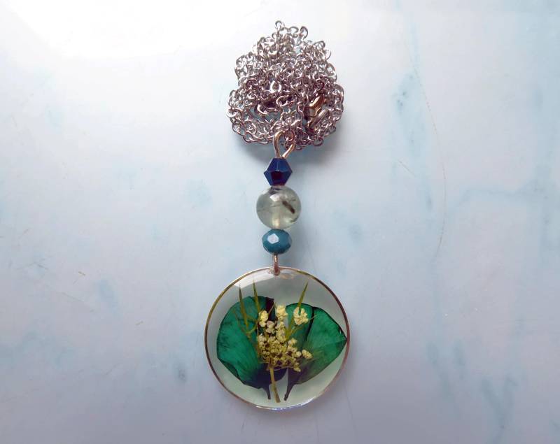 Silber Halskette Mit Transparenten Grünen Blumen Und Prehnit von julialinjewelry