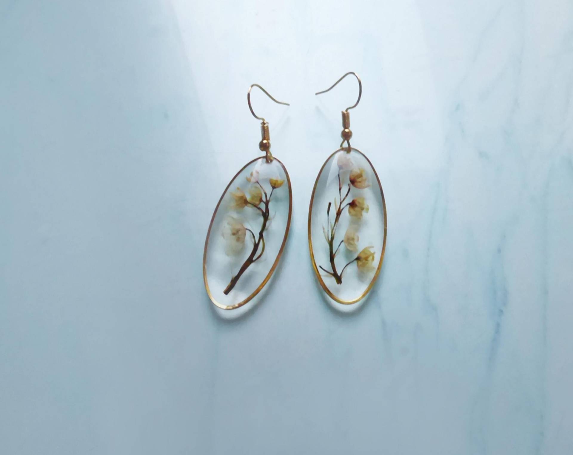 Goldene Maiglöckchen-Naturohrringe Für Sie von julialinjewelry