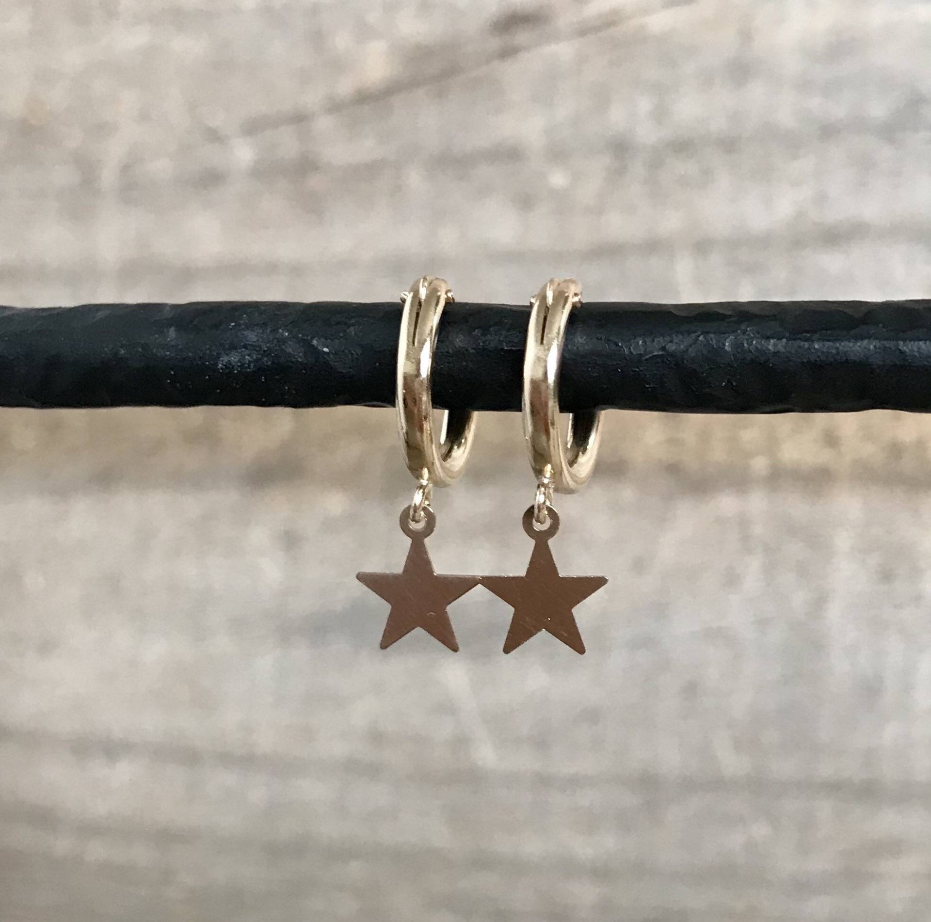 Klitzekleine Goldene Hoop Huggie Ohrringe in 14K Gold Fill Klitzekleine Goldene Hoop Huggie Ohrringe in 14K Gold Fill von julianneblumlo